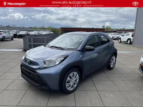 Toyota Aygo X 1.0 VVT-i MT Play  Nieuw geregistreerd, direct leverbaar, 5 KM