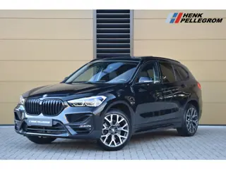 BMW X1 sDrive20i VDL Nedcar Edition * Sportstoelen * Panoramadak * Trekhaak * Face Lift * Head-up *