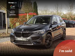 BMW X1 xDrive25i | All Black | HUD | Trekhk. 13P | Keyless "Uitschuifb.A-bank | 25"Nav-scherm