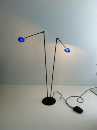 Moderne vloerlamp , zwenkbare benen en kapjes. Hallogeen.