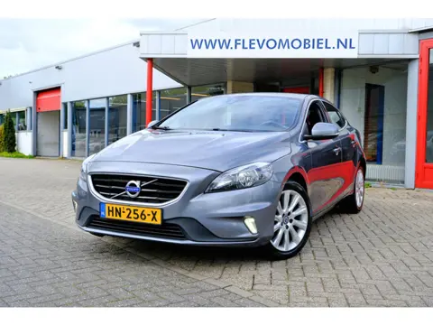 Volvo V40 2.0 D2 R-Design Navi|Leder-Alcantara|Clima|LMV