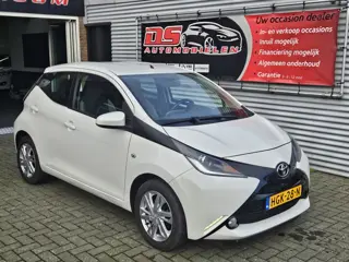 Toyota Aygo 1.0 VVT-i x play Toyota Aygo, 1.0i VVT-i x-play *** AIRCO-CAMERA-SP.WIELEN-ELECTR.RAMEN-