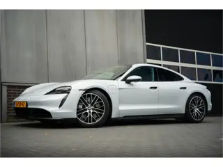 Porsche Taycan 79 kWh Sport-Chrono 327 pk / Marge-Auto/ Krijt-Grijs/ Pano-Dak/ Lucht-Vering/ Passeng