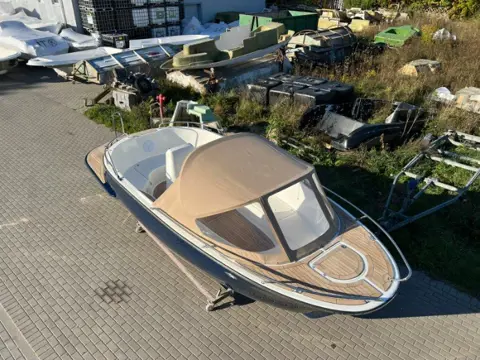 Te koop Excellent 6.70m Tendersloep met inboard.