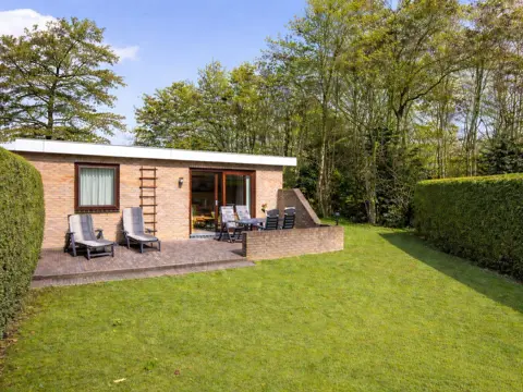 Kom tot rust in dit vakantiehuis met zonnige tuin bij het bos