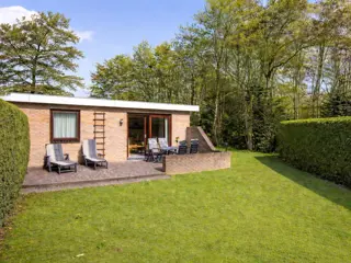Kom tot rust in dit vakantiehuis met zonnige tuin bij het bos