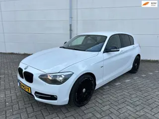 BMW 1-serie 118i Business+ Sport uitvoering Sport Stoelen Cruise Controle Stoelverwarming Dikke Wiel