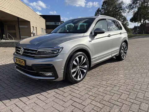 Volkswagen Tiguan R-Line 1.4 TSI 4Motion Highline automaat [ panodak, leer, virtual dash, fm navi, c