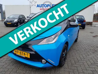 Toyota Aygo 1.0 VVT-i x-cite super nette aygo x-cite met zeer weinig km-ers two-tone zwart dak!