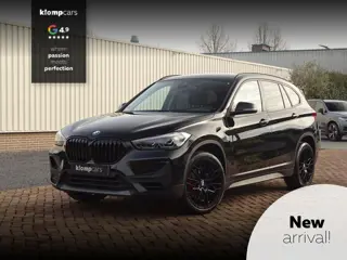 BMW X1 sDrive20i Sportif | All-Black | Uniek | Custom | 19 inch | Nav