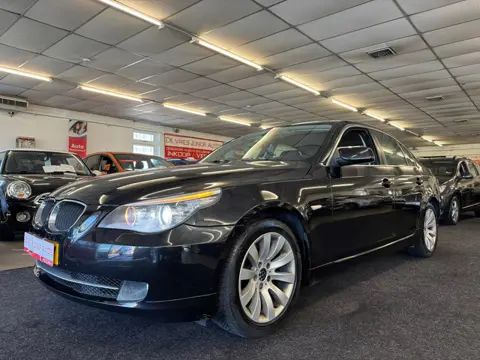 BMW 5-serie 520i Business Line. Ketting net vervangen, zeer goed onderhouden en alle opties!