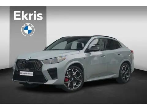 BMW iX2 eDrive20 | M Sportpakket Pro | Trekhaak | Schuif-kanteldak | Harman Kardon | Head-up | Elekt