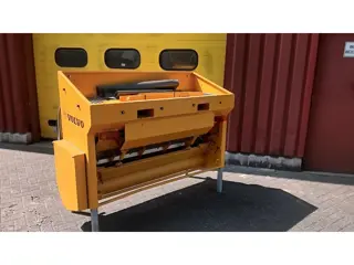 Volvo CF750 splitstrooier voor asfaltwals
