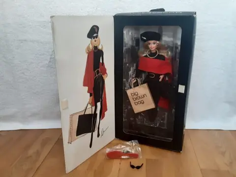 Mattel - Pop Barbie DKNY Bloomingdale - 14545 - 1990-1999