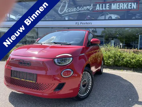 Fiat 500E Red 42 kwh Achteruitrijcamera - Airco - Parkeersensor achter - Navigatiesysteem - Apple ca