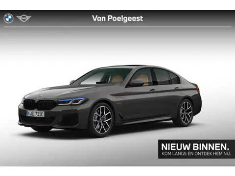 BMW 5 Serie Sedan 530e High Executive M-Sport / Driving Assistant Professional / Glazen Schuifdak / 