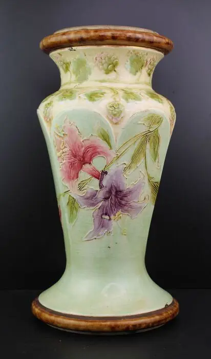 Art Nouveau grote florale majolica biertap.