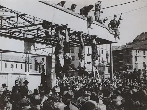 Keystone - Mussolini Pendu !, Milan, 1945.