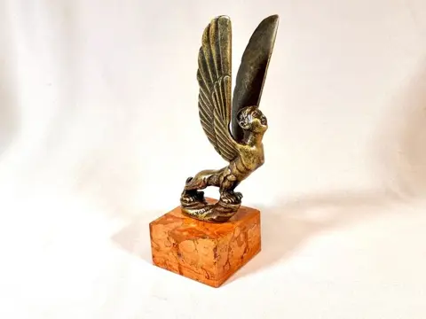 Embleem/mascotte/kenteken - Winged Lion Women - 1920-1930