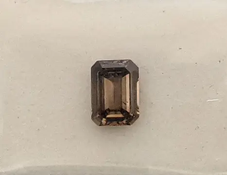 Diamant - 0.63 ct - Smaragd - fancy diepgeelachtig bruin -