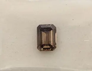 Diamant - 0.63 ct - Smaragd - fancy diepgeelachtig bruin -