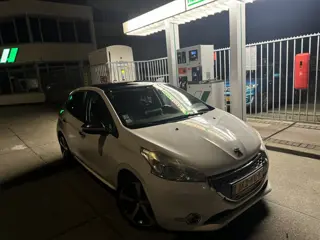 Peugeot 208 1.4 e-HDi Automaat Pano Gt-Velg (bj 2011)
