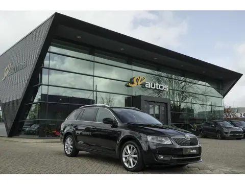Skoda Octavia Combi 1.6 TDI 105pk DSG Navigatie DAB Xenon / LED Elektrische achterklep Keyless start