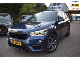 BMW X1 SDrive20i Edition III AUTOMAAT/PANO DAK/CRUISE/NAVI/TREKH/NL-AUTO/HEAD-UP/STOEL VERW/CAMERA/L