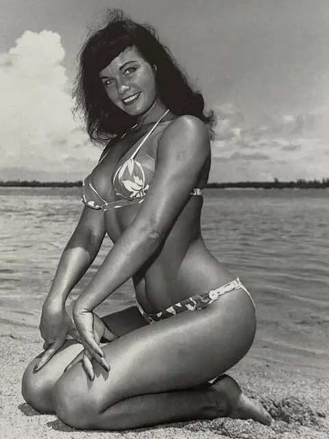 Bunny Yeager (1929-2014) - Pin-Up Bettie Page estudio