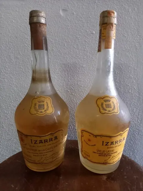 Izarra - Yellow liqueur de la Côte Basque - hecho en Mexico