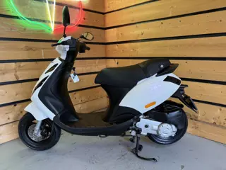 Piaggio Bromscooter Zip (bj 2021, automaat)