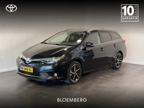 Toyota Auris Touring Sports 1.8 Hybrid Volcano Edition | Trekhaak | All-Season banden | Dirk t/m 28-
