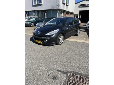 Peugeot 207 1.4-16V XS Inruil koopje,Apk is verlopen en druklager van de koppeling is hoorbaar. Verd