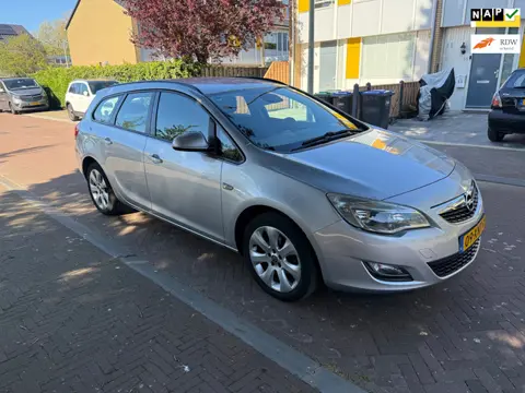 Opel Astra Sports Tourer Navigatie / Nieuw APK / Airco / parkeersensoren achter