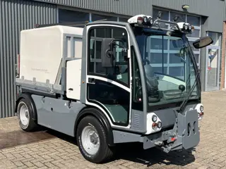 Boschung P4T Werktuigdrager 4x4 Stratenreinigingmachine  Hogedrukspuit Kipper Hoge Reiniger Terrasre