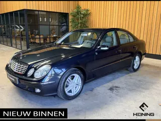 Mercedes-Benz E-Klasse 240 Elegance Automaat. Youngtimer. BTW auto met slechts 104000 km !!