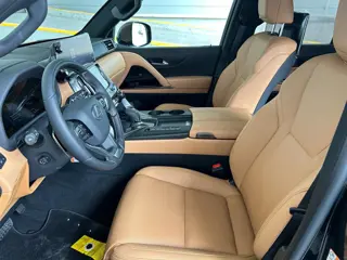 Lexus LX 700 T1. €121.000 LX700h (bj 2026, automaat)