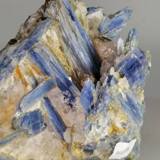 Blauwe kristallen van kyaniet op kwarts - 10×10×8 cm - 523 g