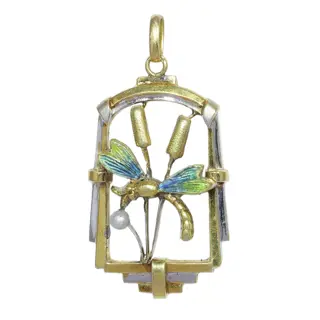 Reedmace and dragonfly in enamel, a small but poetic gold pendant from about 1920