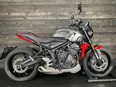 Triumph TRIDENT 660 BIG BADGE SILVER RED - 51835312