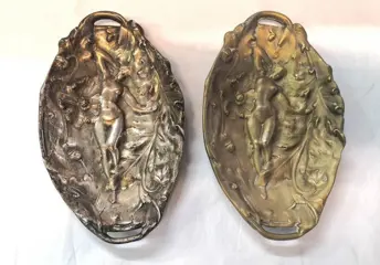 Paar dienbladen met vrouwelijk naakt (2)