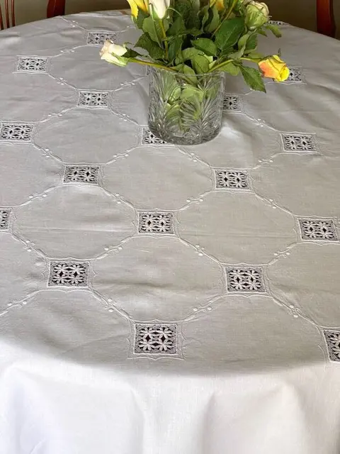Mooi groot tafelkleed. Borduurwerk Kloskant. 300 x 148 cm -