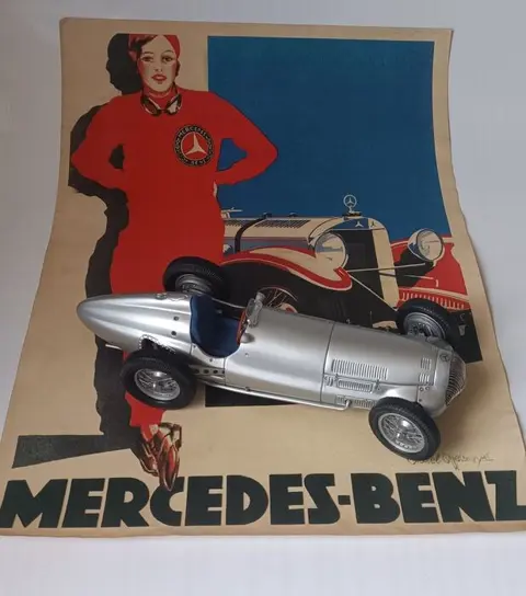 Modellen/speelgoed - Silberpfeil W 154 1:18 mit Poster -