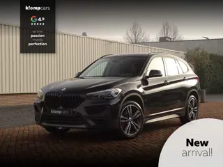 BMW X1 sDrive20i Sportif | All-Black | Uniek | Custom | 19 inch | Nav