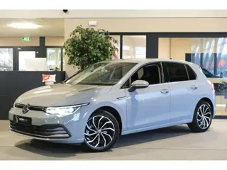 Volkswagen Golf 8 1.5 TSI Style 130PK IQ Led Cam Navi ACC Alcantara