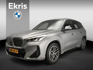 BMW iX1 eDrive20 | M-Sportpakket | LED | Navigatie | Schuifdak | Trekhaak | Elektr. zetels | DAB | H