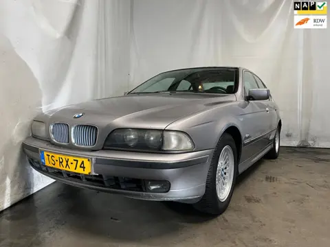 BMW 5-serie 523i Executive - Schade