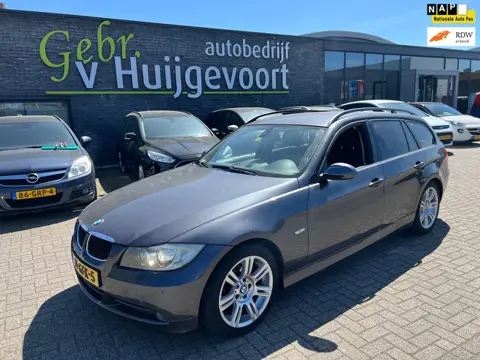 BMW 3-serie Touring 320i Business Line EEN KLEIN BIJ GELUID