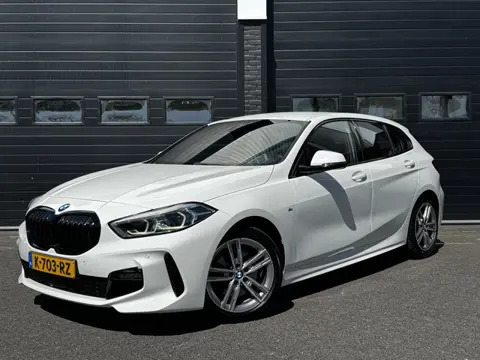 BMW 1-serie 118i High Executive Edition M-Sport Dealer OH | Navi | ACC | Carplay | Sfeer | €19.900,-