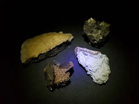 Calciet , sideriet, pyriet - Lot 4 Franse mineralen - 444 g